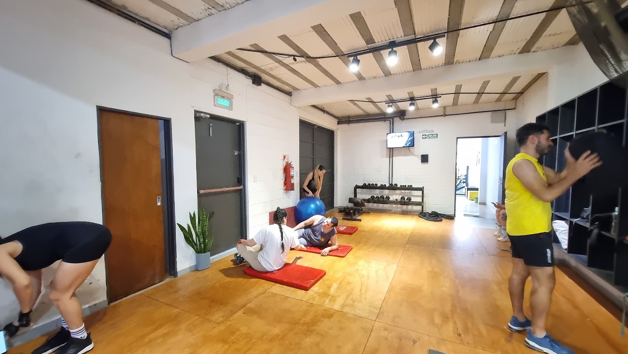 Zona funcional de GYM FORT con colchonetas y pelota medicinal