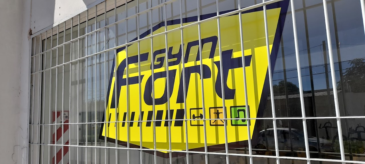 Fachada de GYM FORT con su cartel de marca en Resistencia, Chaco