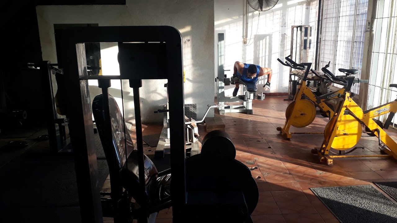 Sala de spinning de GYM FORT con bicicletas fijas